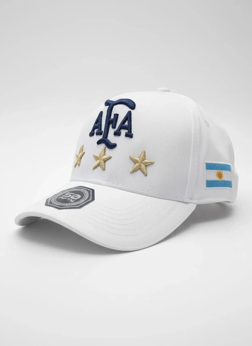 Gorra blanca con escudo de tres estrellas bordado