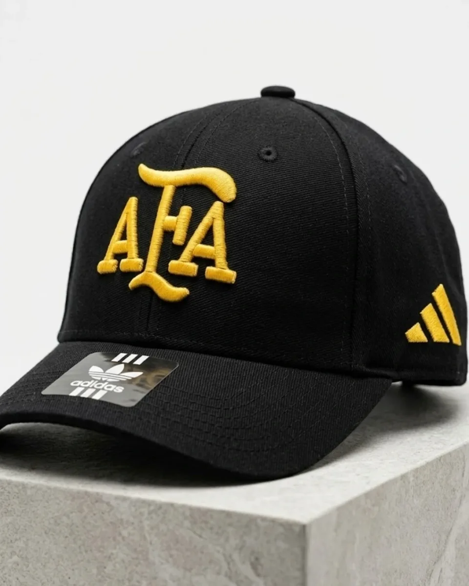 Gorra negra con escudo de tres estrellas bordado
