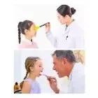 Médico revisando a una paciente con la linterna tipo lapicera